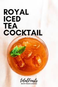 tea cocktail in glass with ice and mint